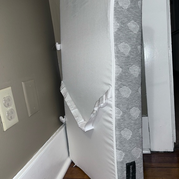 Jool Baby Changing Pad with 2 covers - Picture 5 of 8